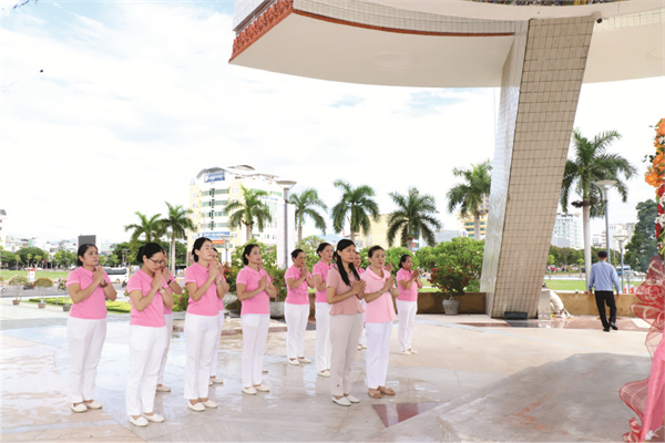 Cô và bé Trường Hồng Nhung dâng hương tưởng niệm các anh hùng liệt sĩ